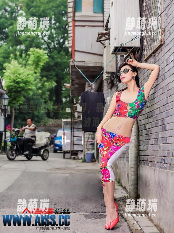 在爱丝的肉丝水世界，照片抓拍那一瞬间，连水都是大波浪准备来袭！