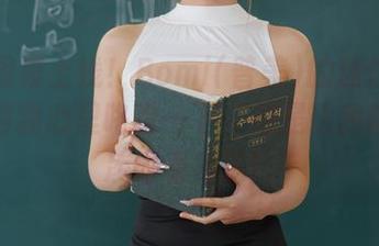 最新图集上线！Bomi(普美)的迷你比基尼看得我心里咯噔一下，倒是比我的冰激凌好看多了！