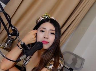 PANS – 天台美图，微妮来了，她是不是偷偷打了鸟儿的招呼，不然为什么那么会飞呢？