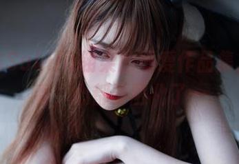 一整本Sakiiii翎柒的可爱作品集，捧着看，心都要融化了…