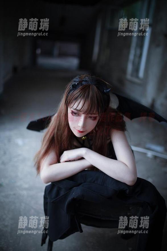 一整本Sakiiii翎柒的可爱作品集，捧着看，心都要融化了…