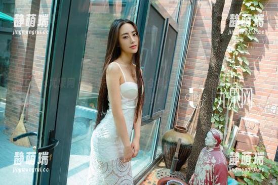 UGirls尤果网 - 李凌子校园写真合集：当放学后的狗粮变成了拍照的背景！