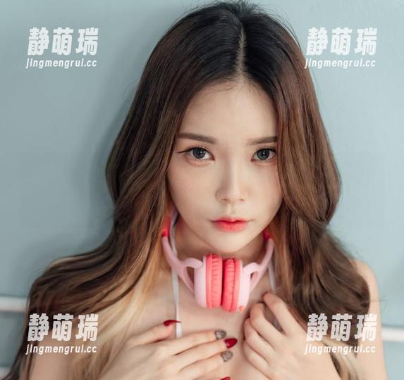 看！Yuka(유카)最新的作品泳池，我深吸了一口气，水面真诱人。