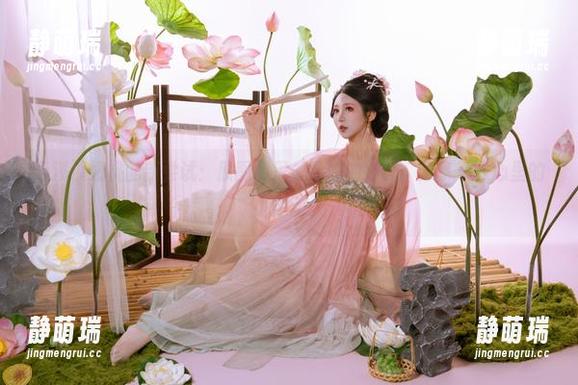 云溪溪奶桃的新尝试：原图和黑丝学妹的搭配，分享一下心里的小悸动。