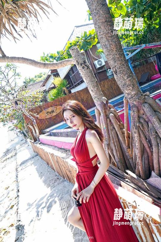 嗲囡囡 - 梦小楠小夜猫的婚纱精选套图，发现关注的不是裙子，是她脸上写满了‘我不想结婚’的表情！