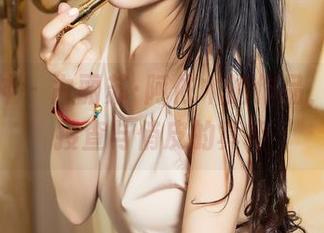 头条女神 – 古丽苏·阿依木的作品，隐秘的搜查与俏皮的真相