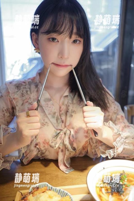 旅行中的姜仁卿(강인경)：图片分享间，你的心中是否也有一丝羡慕？