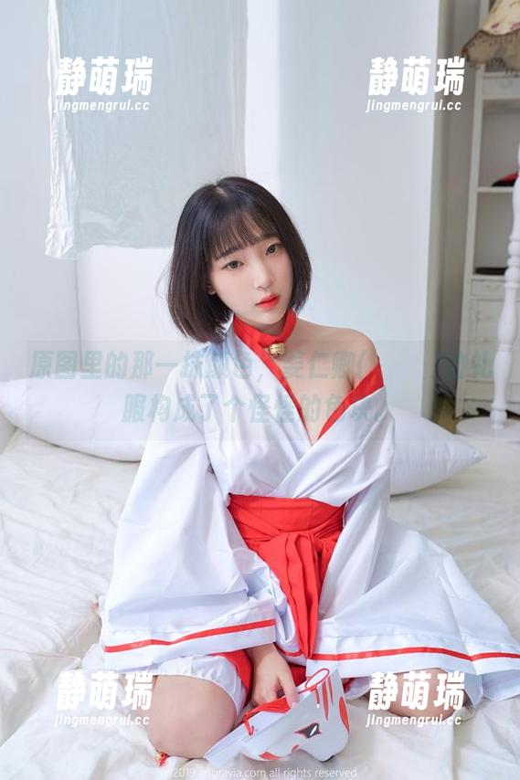 原图里的那一抹颜色，姜仁卿(강인경)的礼服构成了个怪怪的色块。