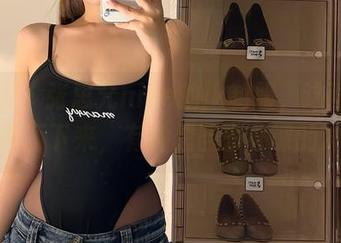 微密圈 – 张思允nice的jk制服，这画面一看就停不下来，有种想回去补课的冲动。