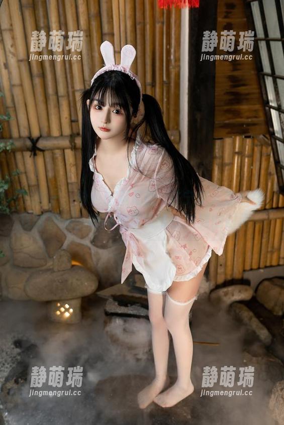 原图里，粉色比基尼的桜井宁宁火速抓住我的目光，微风根本没给我吃醋的时间。