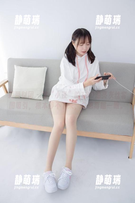 森萝财团 - 被“小夜”的18D油亮灰丝套图吸引，根本停不下来，总想再瞄一眼。