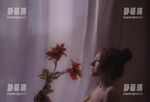 不说再见，樱晚gigi的静谧写真集带你漫游隐秘景地。