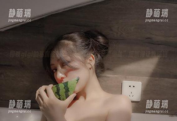 樱晚gigi的私房系列里，上班前的那份“懒散”细腻得让我感到无比共鸣。