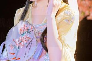 遇见爆机少女喵小吉的秘书角色，哈哈，小猫咪也能当职场达人哦！