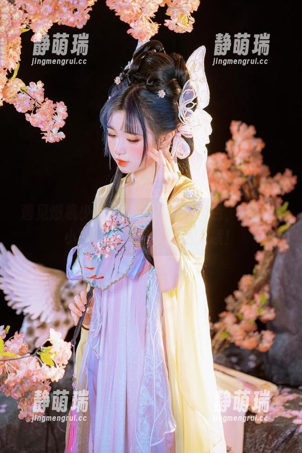 遇见爆机少女喵小吉的秘书角色，哈哈，小猫咪也能当职场达人哦！