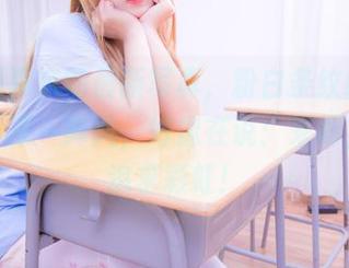 神乐坂真东的最新写真，粉白条纹给我的审美带来一阵风，好像在说：来吧，勇敢追求彩虹！