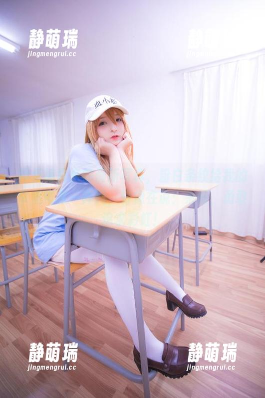 神乐坂真东的最新写真，粉白条纹给我的审美带来一阵风，好像在说：来吧，勇敢追求彩虹！