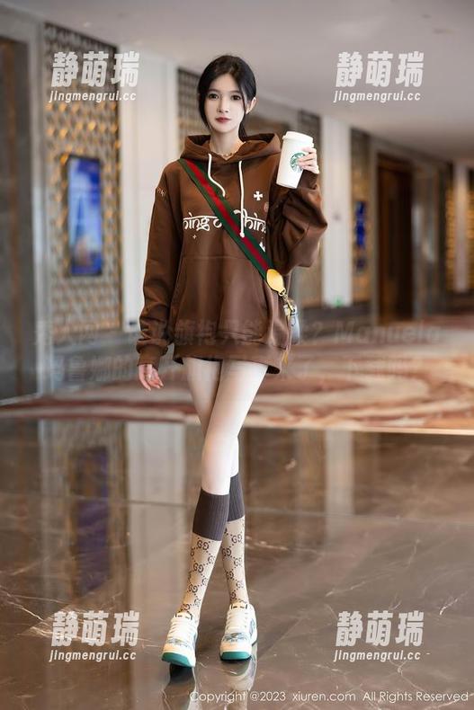 秀人网 - 谁说旗袍只能温柔？Manuela玛鲁娜的高开旗袍写真来了，下载吗？