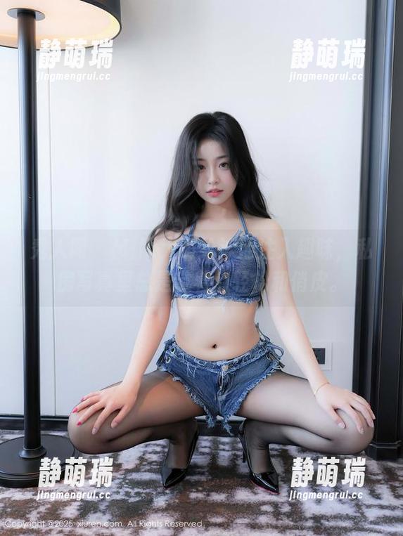 秀人网 - Milk大萌给泳池注入趣味，私房写真里总是带着点轻松和俏皮。