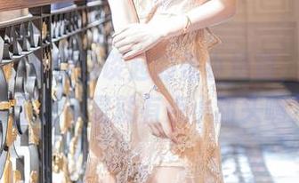 秀人网 – 从黑白谈起的是小逗逗，私拍图包里是不是就有点小甜头啊？