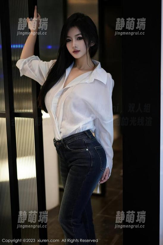 秀人网 - 图片中的梦灵儿Mini，双人组合搭配得太妙，完全不需要特别的光线渲染。