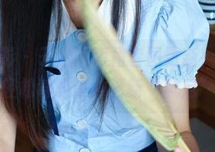 绮梦摄影 – 子涵的短裙套图更新，看她如何轻松驾驭这种清新“风范”。