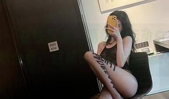 微密圈 – 在线写真：葛征与运动白袜的奇妙合奏，这袜子，有点意思！