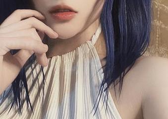 起起子vvvv的制服原图，时髦与职场的微妙不和谐！