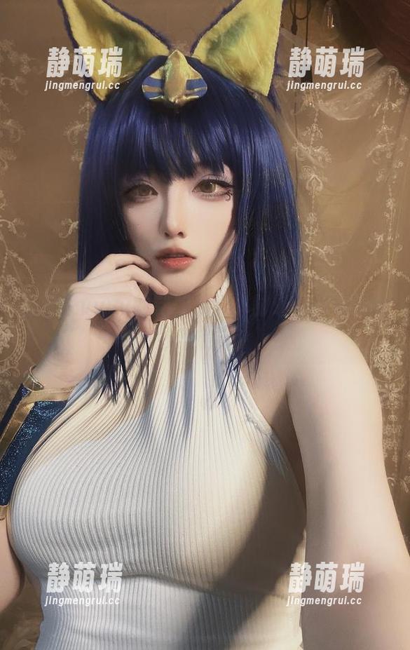 起起子vvvv的制服原图，时髦与职场的微妙不和谐！