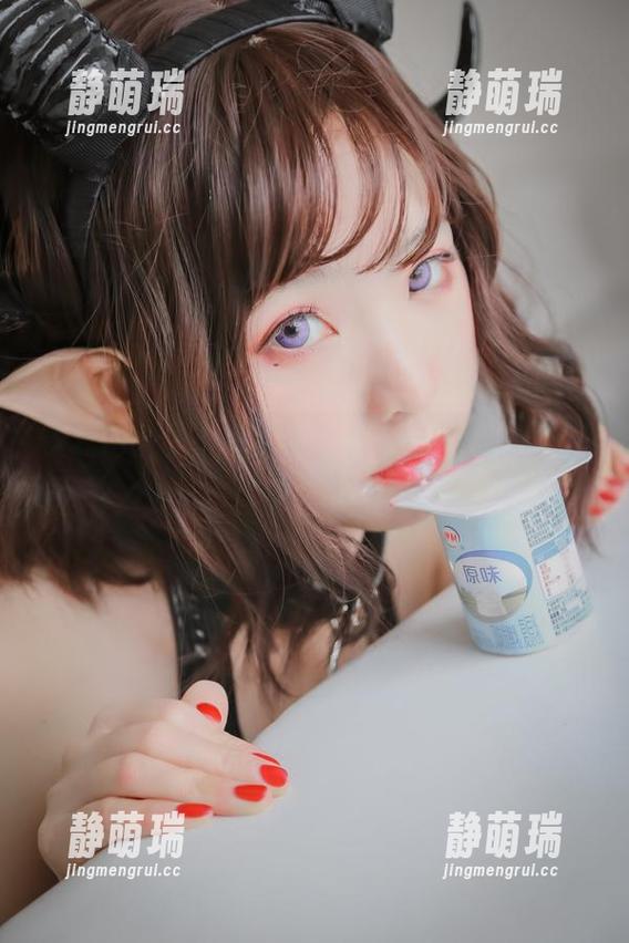 青水百合子在图库中的猫步，像极了天使飞翔