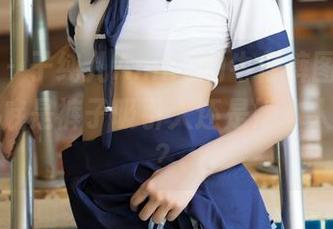 青豆客 – 子纯儿Annie的牛仔裤图包，不知道到底是裤子吸引人还是她本人在发光？