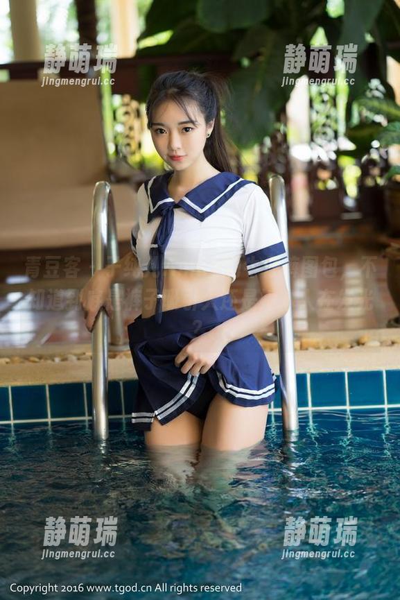 青豆客 - 子纯儿Annie的牛仔裤图包，不知道到底是裤子吸引人还是她本人在发光？