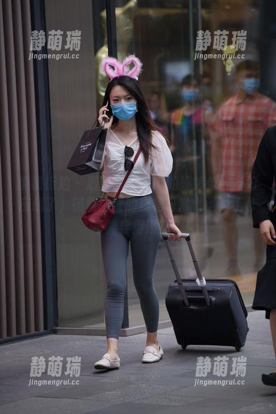 魔镜街拍 - 最新！图集中的婷婷都准备好应战了，销售主管的粉裙日常，谁说工作不能穿得漂亮？