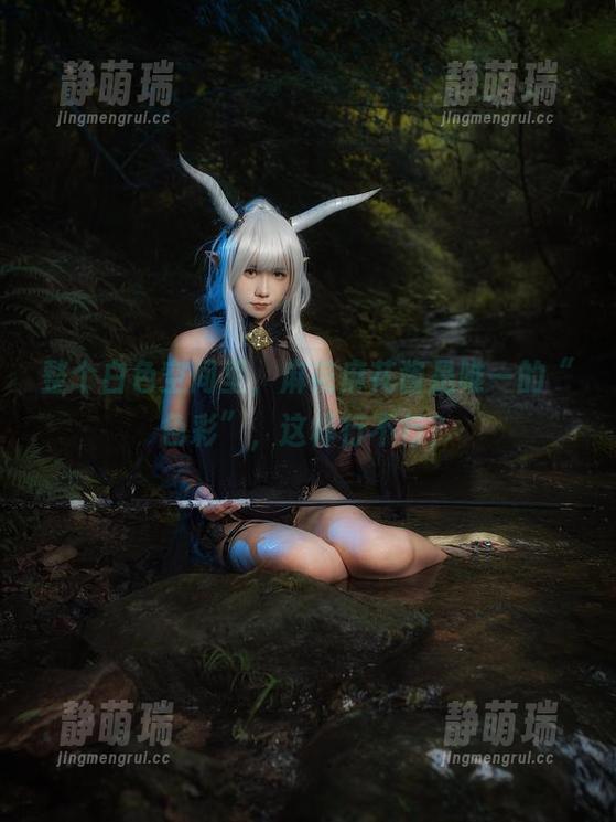 整个白色空间里，麻花麻花酱是唯一的“色彩”，这样行不行？